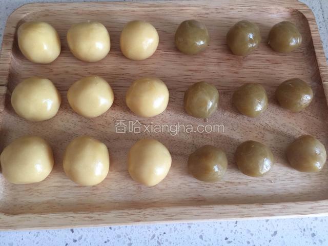 白莲蓉每个19克揉圆！