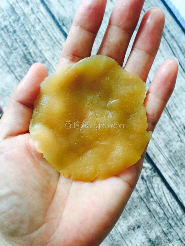 白莲蓉掌心按压成中间厚四周薄的片