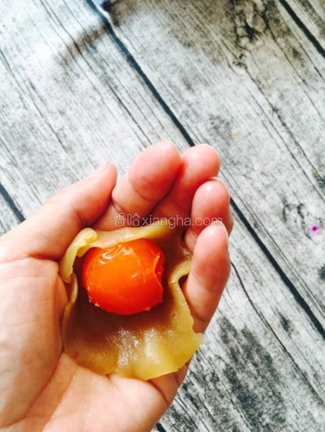 包入咸蛋黄放虎囗处收口揉圆！