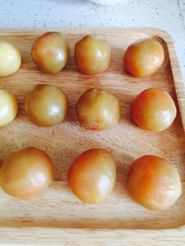 包好的莲蓉蛋黄！