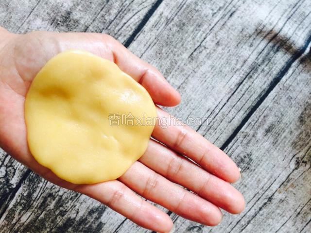 同样方法包月饼皮！