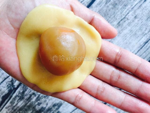 放虎口处包月饼皮