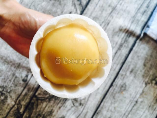 放入涂了一层面粉的月饼模具！