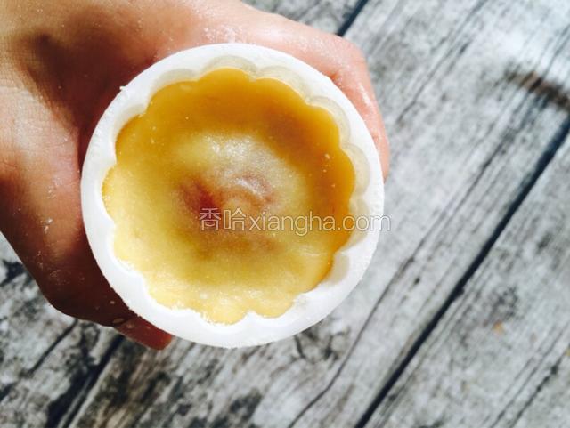 用十指和中指摁压平整！