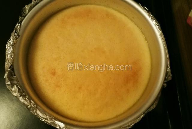 出炉，挺不错的哇～
放凉入冰箱冷藏过夜～