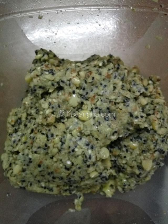 准备熟糯米粉！用烘机烤熟！准备蜜糖！温开水！加入白沙糖将步骤一的材料搞拌均匀！
做月饼馅料！