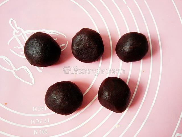 每个豆沙馅25克，揉成球备用