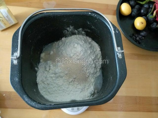 把所有材料放入面包机