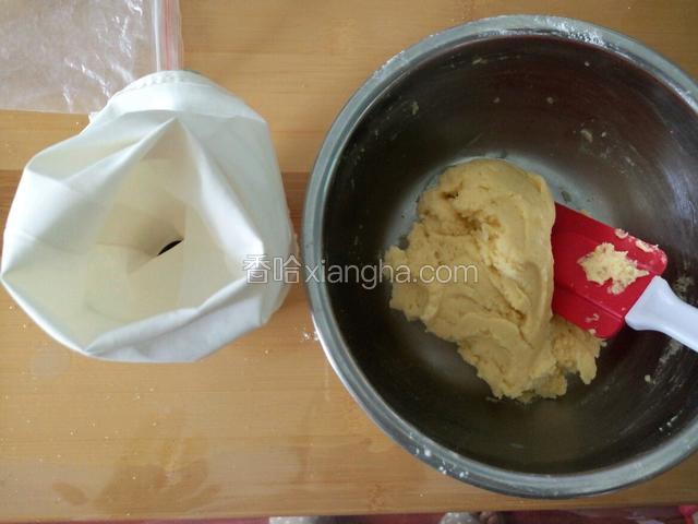 搅拌均匀后，放入裱花袋  选自己喜欢的裱花嘴