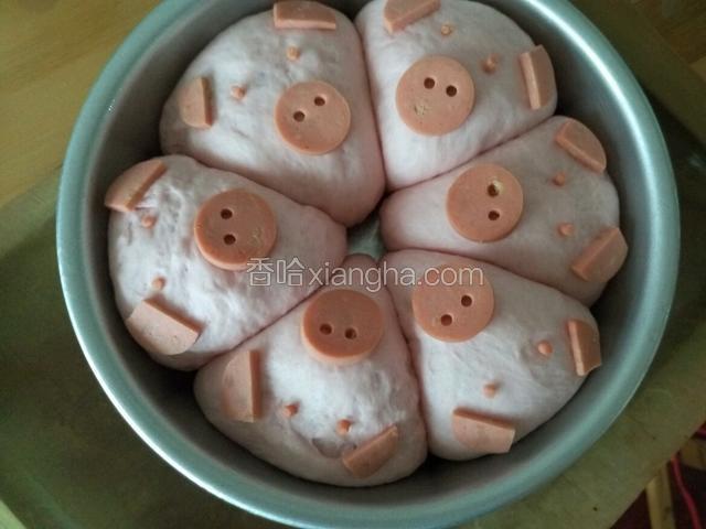 贴上火腿肠做的五官