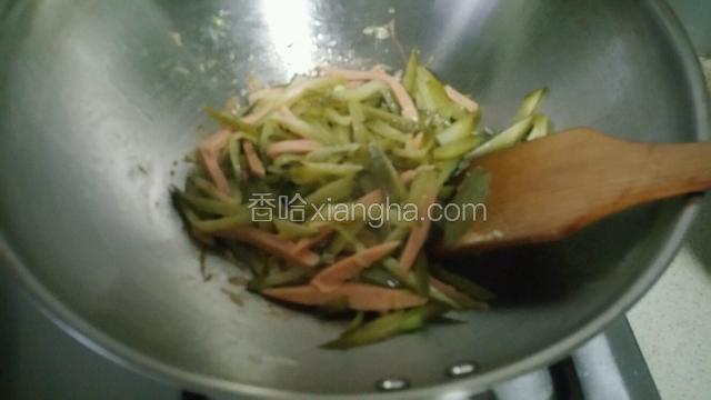 加入酸黄瓜丝翻炒，加入少许蚝油，蒜末炒匀即可出锅