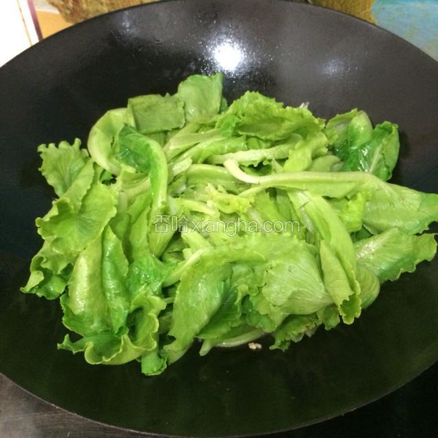 下入洗净的生菜大火翻炒均匀。