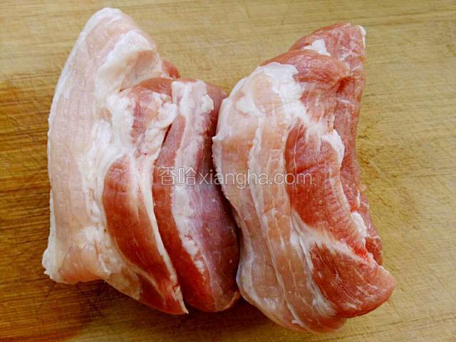 准备五花肉，洗净沥水。