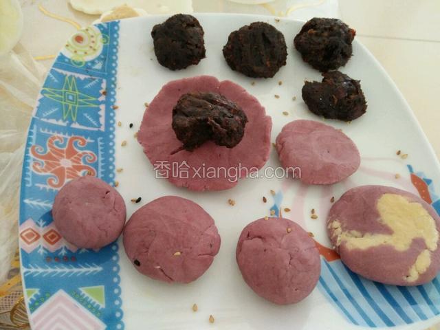 冷藏后的面团取出，下剂子团成团，包入枣泥