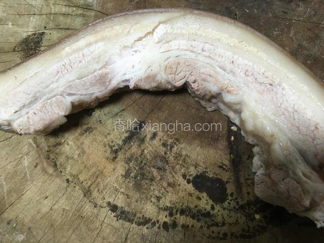 五花肉焯水后待用；