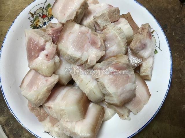 五花肉切成块；