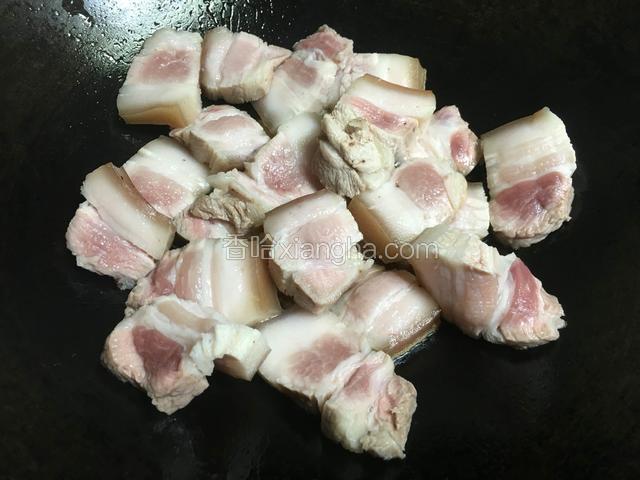 姜片和五花肉入锅煸炒；