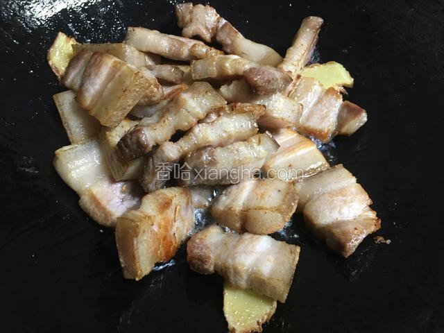 煸炒至表皮金黄色；