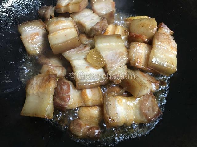 倒入绍兴黄酒，加入冰糖；