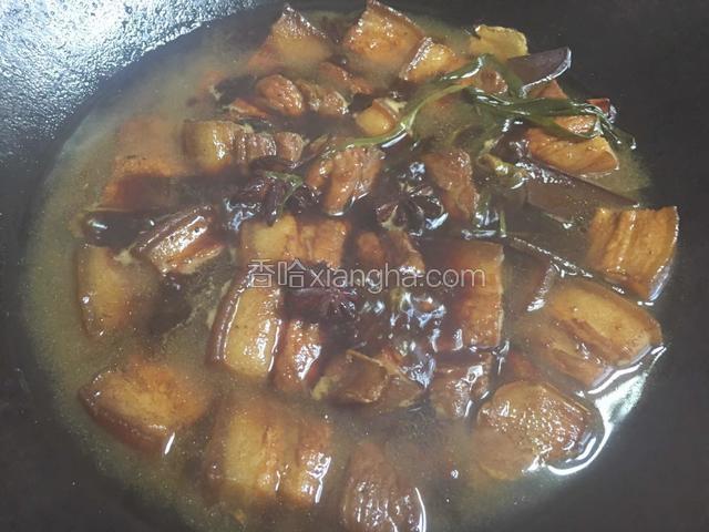 闷烧至五花肉酥烂大火收汁；