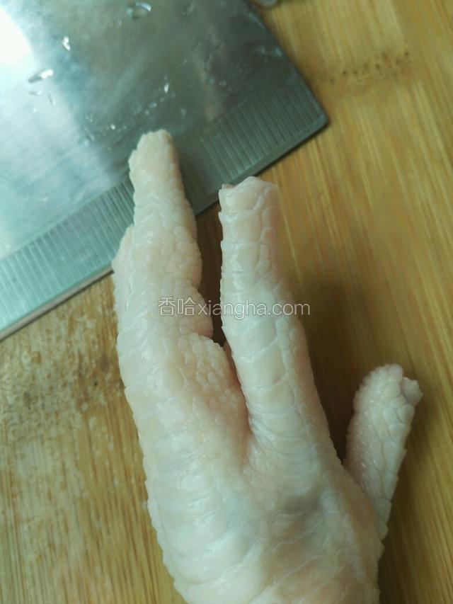 将鸡爪洗干净，切除指甲。
（提前准备一盆冰水备用）
