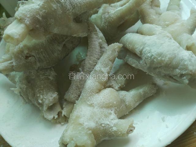 将鸡爪用厨房纸吸干水分，再裹上薄薄一层面粉
