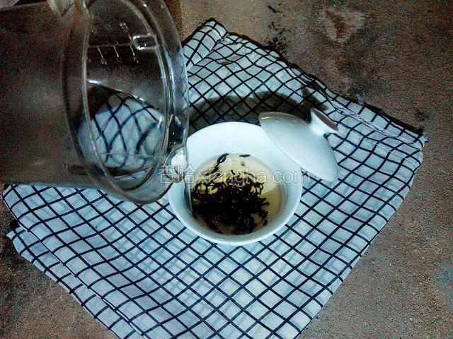 将热水倒入杯中