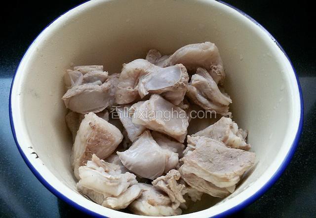 然后把羊肉捞出备用。