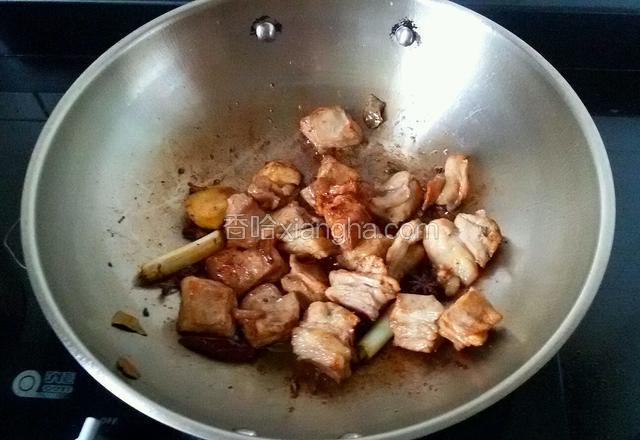 把羊肉炒香以后，放适量生抽，再放老抽上色。