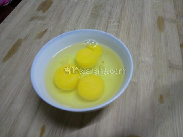 鸡蛋打入碗里