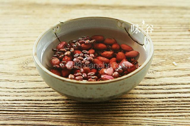 红豆和红皮花生这些不容易煮烂的食材先清洗一下，浸泡3个小时。