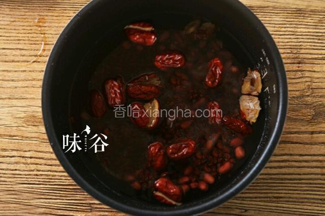 将红枣，红豆和花生放进电饭锅里，加适量清水，按煲汤键炖煮1个半小时。