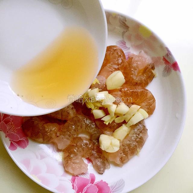 虾仁加入姜、蒜、料酒、少许盐拌匀腌十分钟