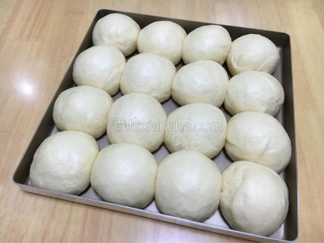 进行二次酵。
面团放入温度38度，湿度85%的条件下最后发酵。我是放在烤箱中，放入一碗开水增加湿度，面团是刚做好时的两倍大就可以了，取出烤盘，烤箱160度预热。