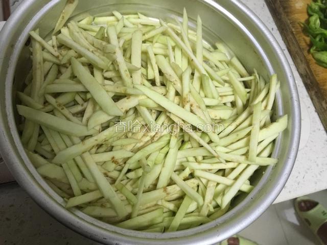 茄子去皮切丝.放水里泡一会.