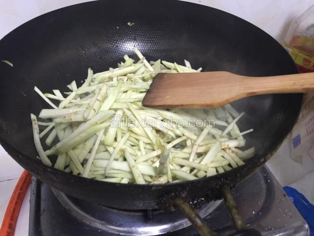 茄子下锅.翻炒.加入生姜