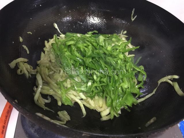 茄子炒软之后加入辣椒.