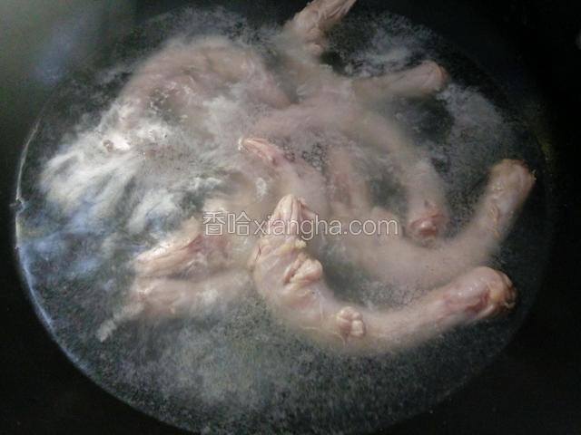 锅中水烧沸，将鸡脖下锅焯水