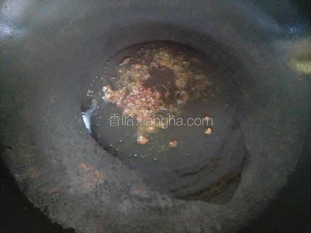 锅中倒入适量植物油，烧热！放入花椒粒爆香，捞出