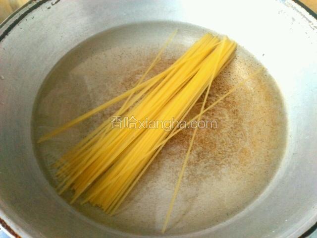 锅里添水，凉水下意面，炉灶开大火烧。