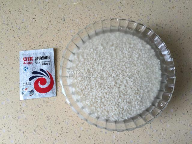 我用的是圆粒糯米。把米冼净，用清水浸泡12小时左右，现在是夏季，我泡了7小时。