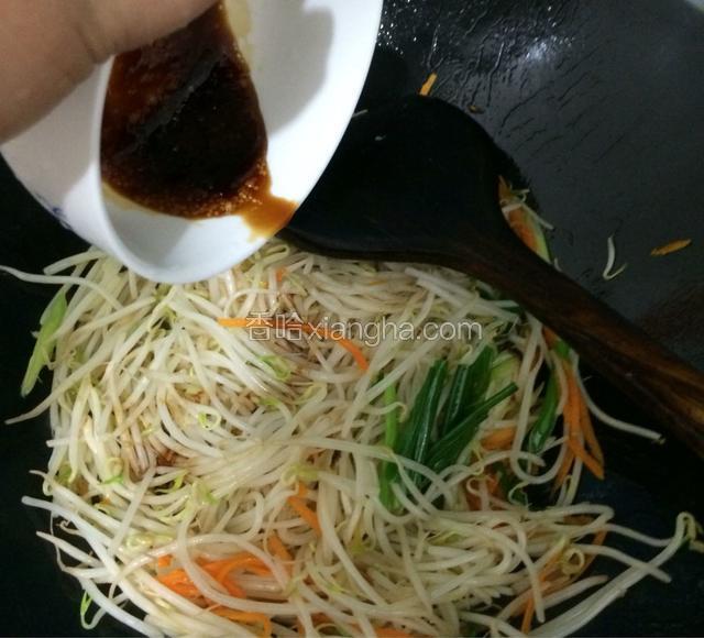 倒入调好的酱汁翻炒均。