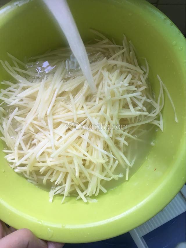 土豆丝用水冲洗一遍