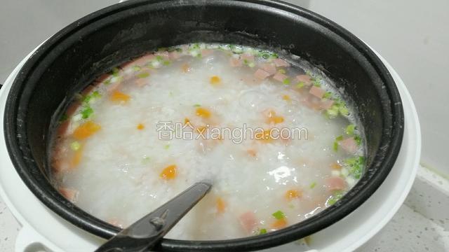 加入火腿肠和葱花、盐、白胡椒粉煮一分钟关火。
