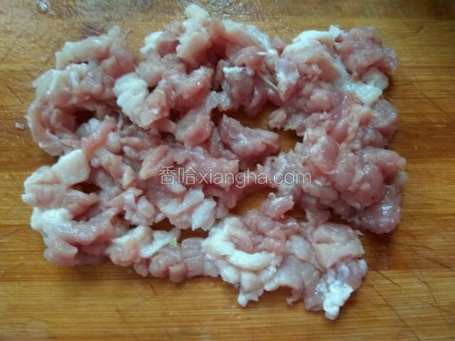 猪肉洗净，切小块，再剁碎。