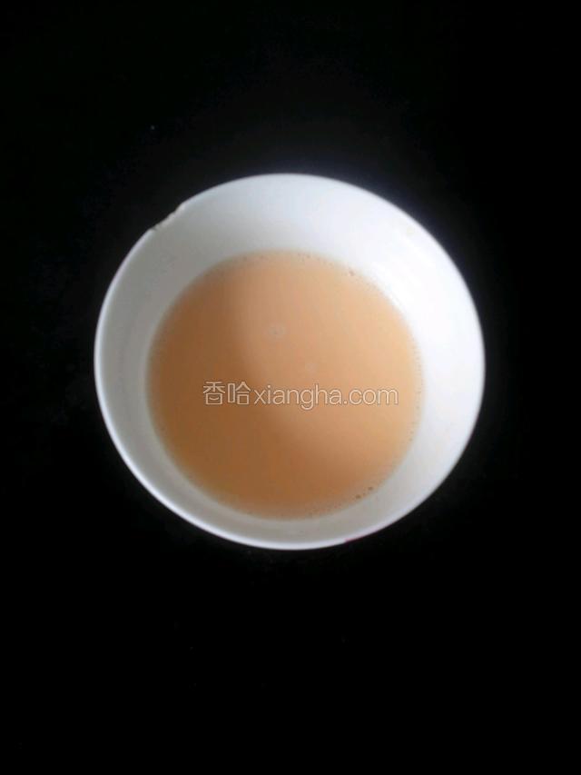 加入和蛋液一样多的牛奶，搅拌均匀
并且把液面的泡泡扎掉