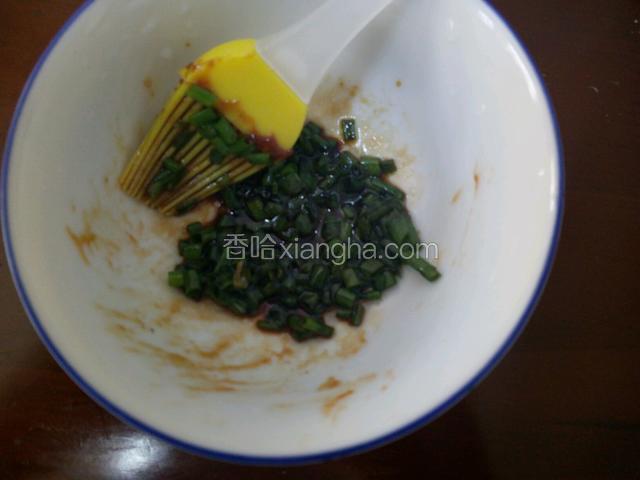 准备葱花和酱油，倒入适量油
