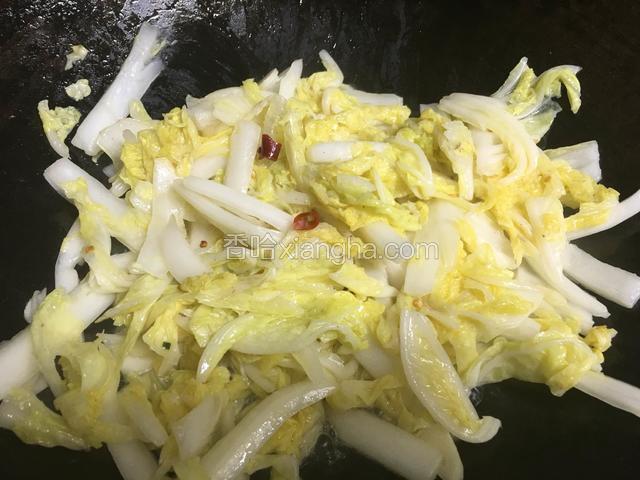 大白菜入锅翻炒；
