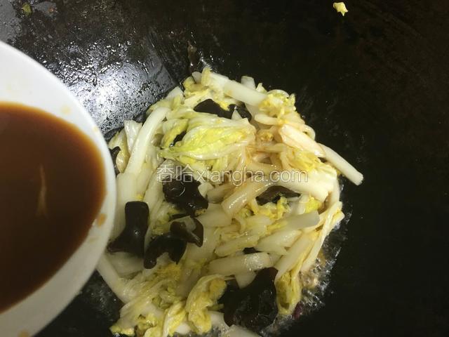 倒入调好的调味汁；