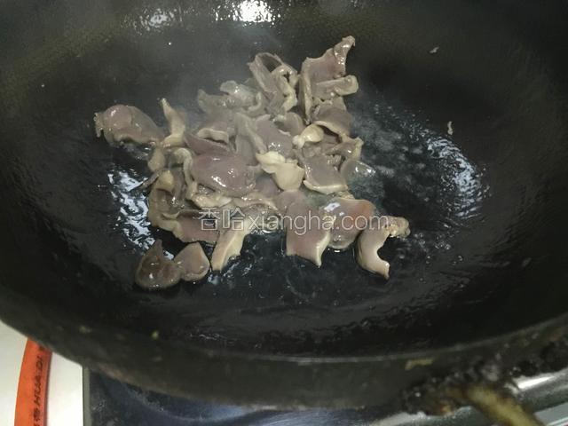油热锅加入鸡杂翻炒.加入姜丝.